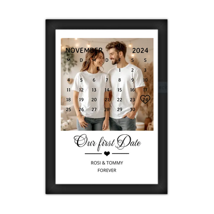 "OUR FIRST DATE" Kalender Fotoposter für Paare | Personalisiertes Geschenk Valentinstag | Hochzeitstag | Jahrestag