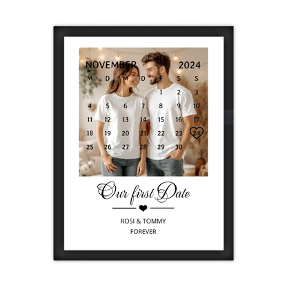 "OUR FIRST DATE" Kalender Fotoposter für Paare | Personalisiertes Geschenk Valentinstag | Hochzeitstag | Jahrestag