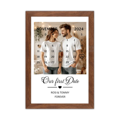 "OUR FIRST DATE" Kalender Fotoposter für Paare | Personalisiertes Geschenk Valentinstag | Hochzeitstag | Jahrestag