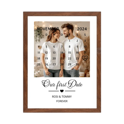 "OUR FIRST DATE" Kalender Fotoposter für Paare | Personalisiertes Geschenk Valentinstag | Hochzeitstag | Jahrestag