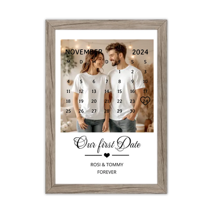 "OUR FIRST DATE" Kalender Fotoposter für Paare | Personalisiertes Geschenk Valentinstag | Hochzeitstag | Jahrestag