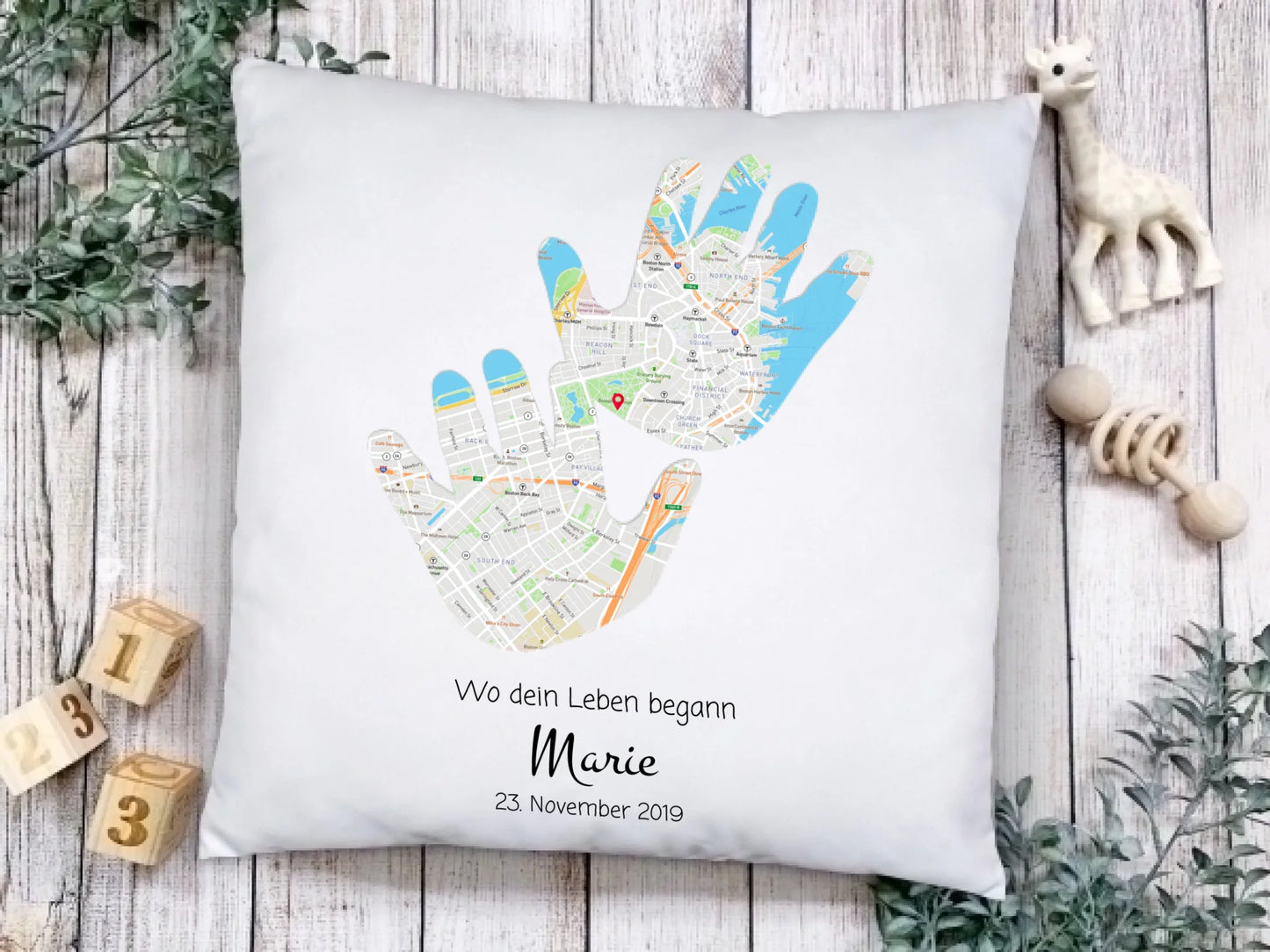 Geburtsgeschenk & Taufgeschenk | Babykissen Geschenk | Babygeschenk Kinder Kissen im Koordinaten 
Stadtkarte Design | Hände