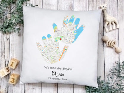 Geburtsgeschenk & Taufgeschenk | Babykissen Geschenk | Babygeschenk Kinder Kissen im Koordinaten 
Stadtkarte Design | Hände